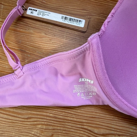 New with tags. SKIMS Pink Lace T-Shirt Bra - 34 C - Picture 3 of 5